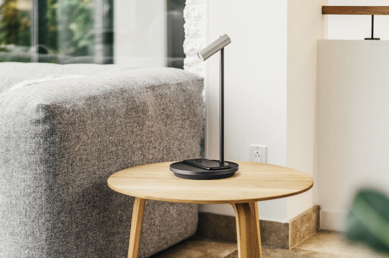 Lámpara de mesa con carga inalámbrica: ideal para la mesita de noche del dormitorio