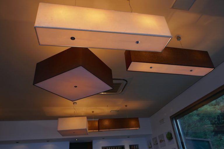Iluminación moderna: ventiladores de techo sobre mesas de comedor