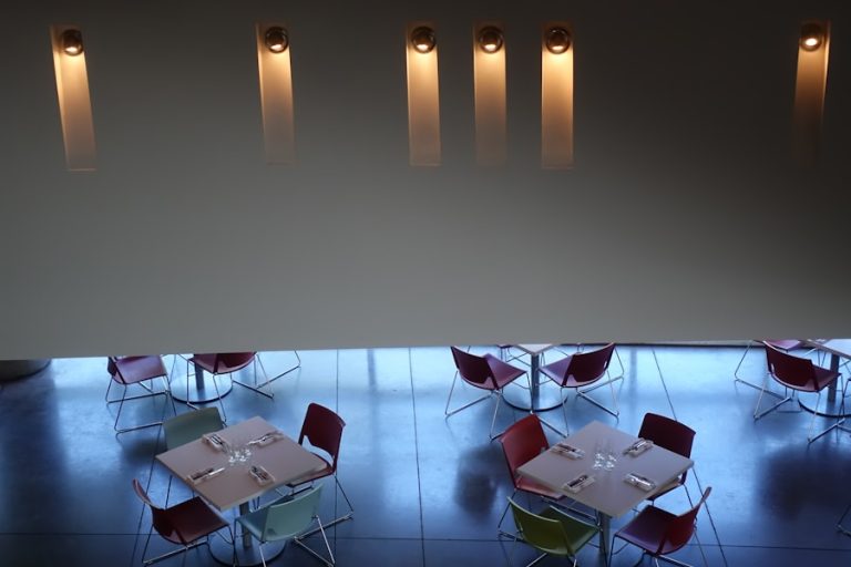 Chandeliers lineales modernos y simples para mesas de comedor