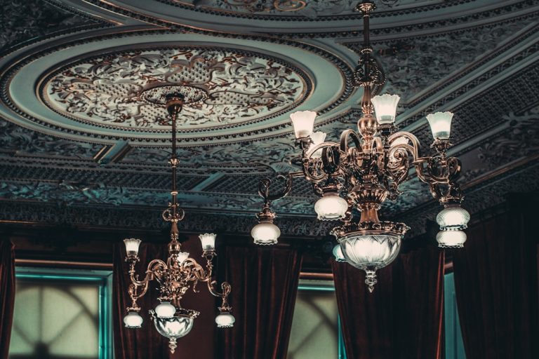 El impresionante candelabro moderno de metal