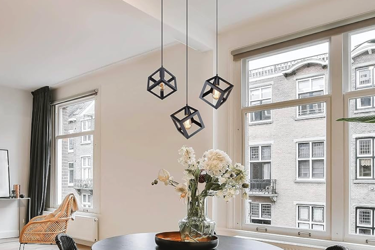 Espacio de comedor con cluster de colgantes de latón geométricos