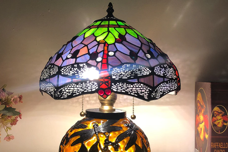 Lámpara de vidrio estilo tradicional Tiffany con libélula