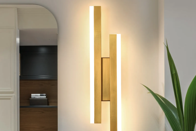 El toque elegante: Aplique de pared dorado envejecido para el rellano de la escalera