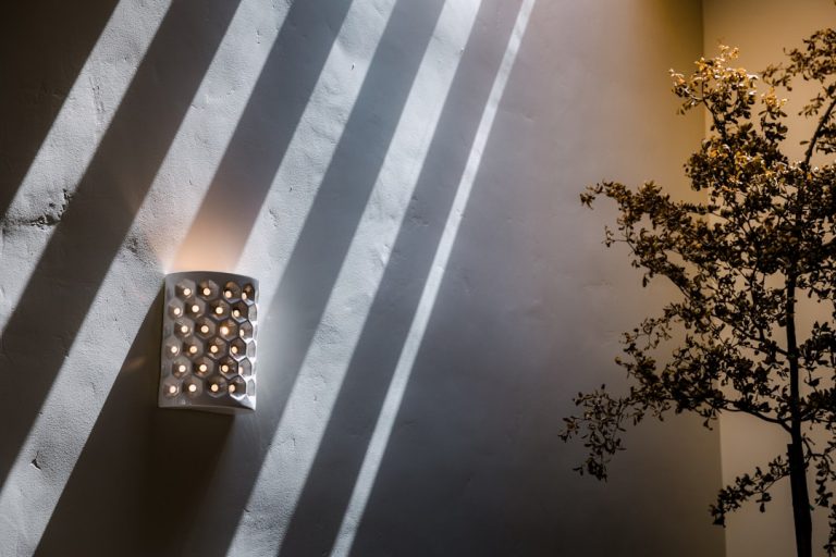 Sconce de Pared de Arcilla Hecho a Mano para un Interior Terroso